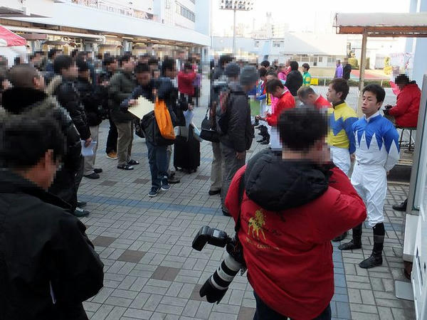 第2入場門では騎手のお出迎え