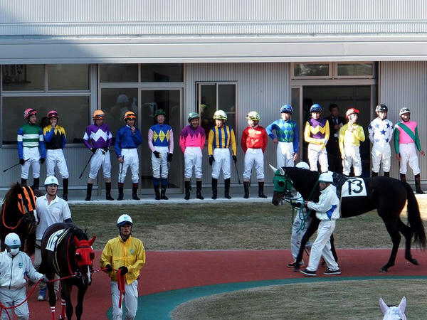騎乗前に整列する騎手の皆さん（1R）