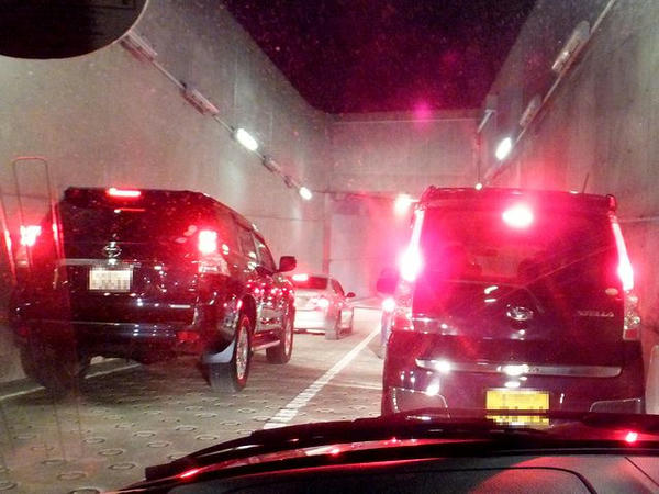 混雑する走路下のトンネル