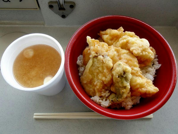 勝鶏天丼 580円 ＋ みそ汁 100円