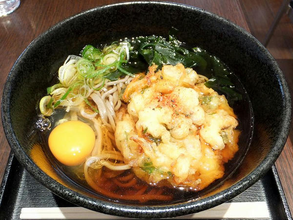 かき揚げそば玉子入り 600円