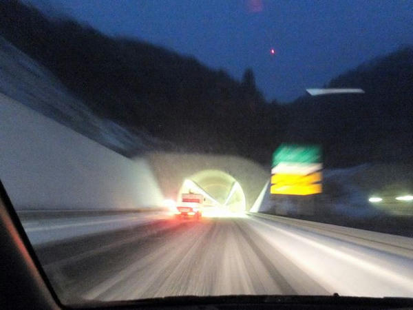 午前6時9分頃の北関東道（唐沢山城跡トンネル付近）
