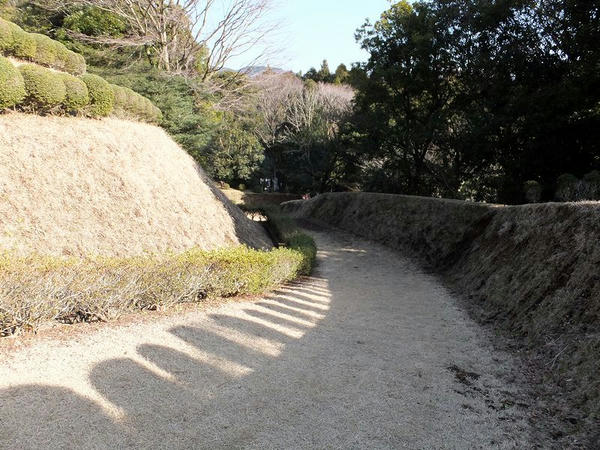 三ノ丸への長い坂道