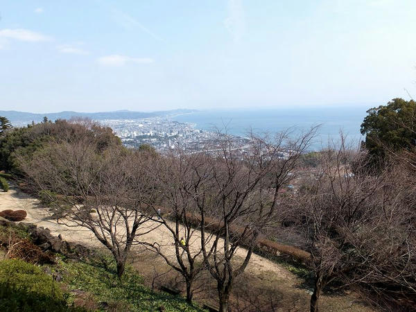 本丸から見た小田原城と相模湾方面