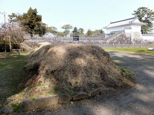 御茶壺曲輪の土塁