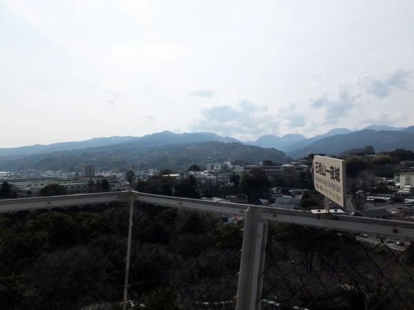天守から見た石垣山城方面
