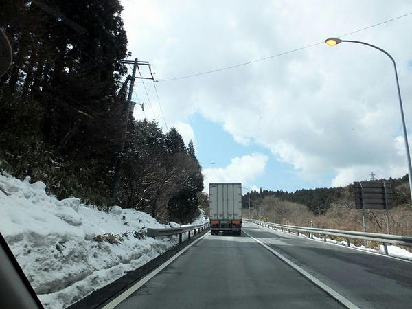 雪の残る国道1号箱根新道