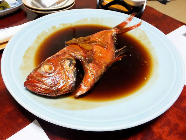 宿の夕食の一部(2)キンメの煮付け