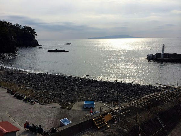 宿の部屋から見た朝の海