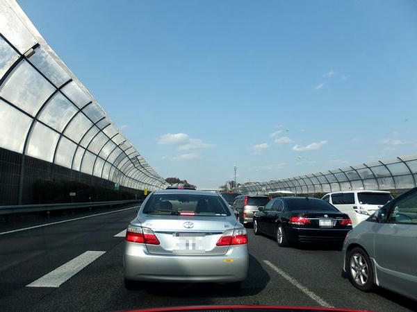 東名高速横浜付近渋滞中