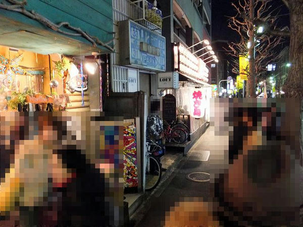 下北沢LOFT前で開場を待つ人達