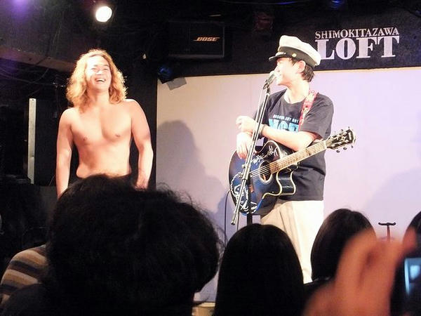 アンコール時の細身のシャイボーイ（右）と乱入した“Mr.Perfect”福田洋（左）