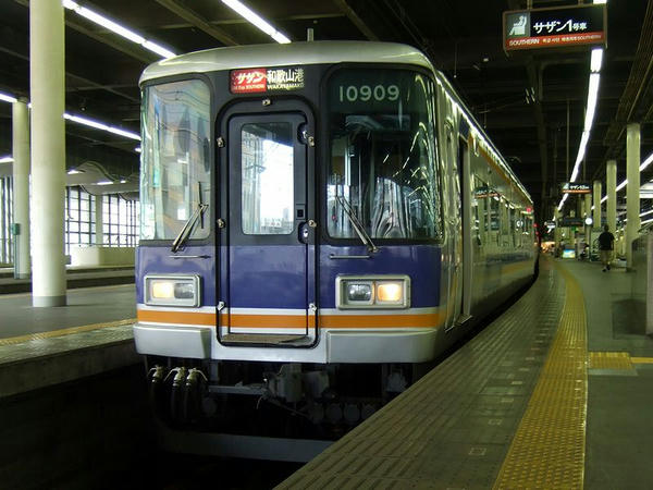 難波駅で発車を待つ特急サザン21号