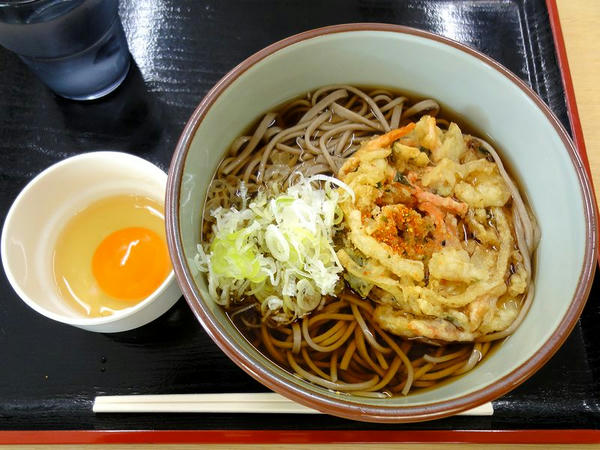 かき揚げそば 480円 ＋ 生たまご 50円