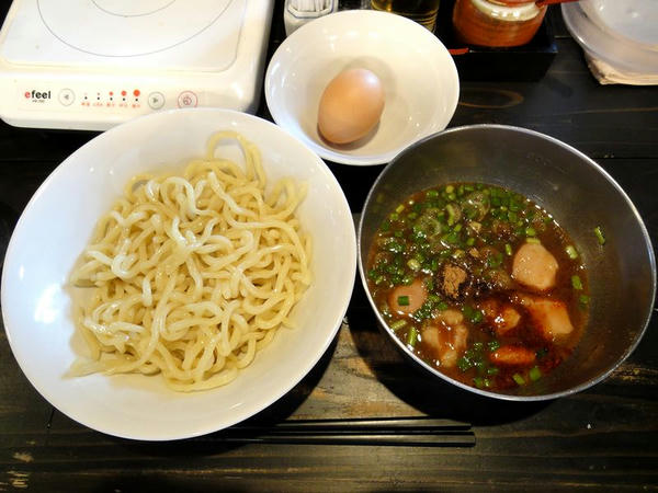 ホルモン味噌つけ麺（並・あり・ひや） 820円 （生卵とごはんはサービス）