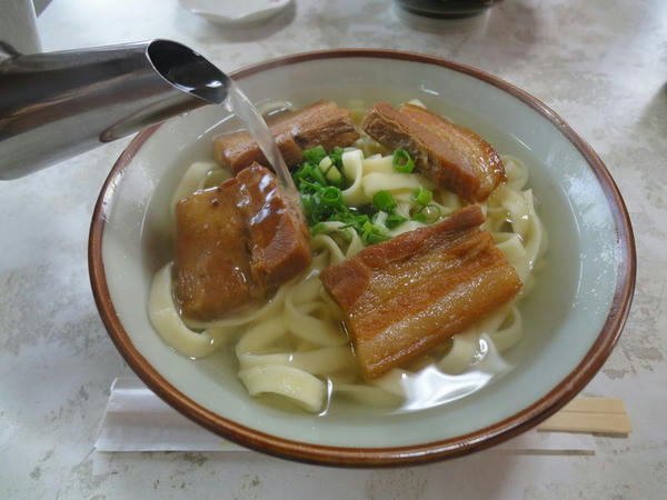 （スープ注ぎ中）