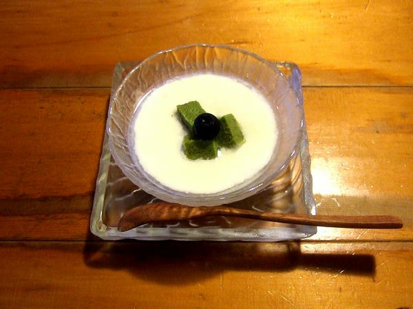 季節のデザート（ショウガプリンと小松菜のババロア） 320円