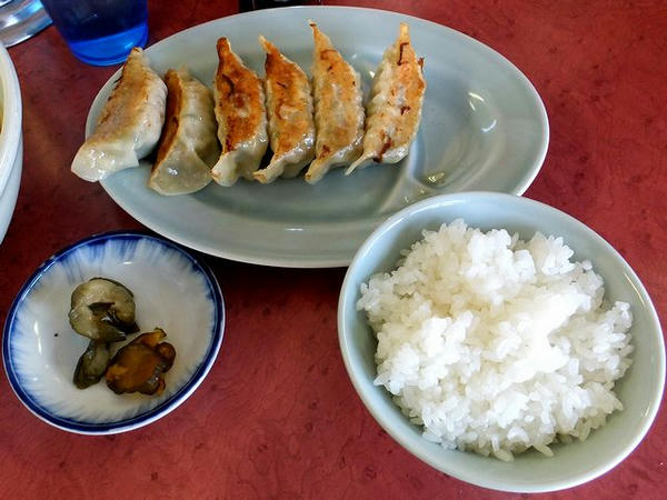 ハーフセット（醤油） 950円 の餃子と小ライス