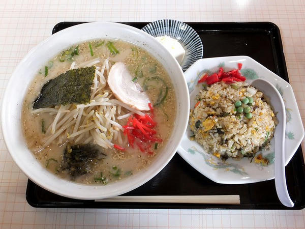 とんこつラーメン半チャーハン 950円【税込】