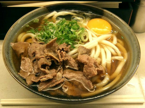 肉うどん 380円 ＋生たまご 60円