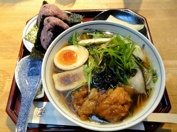 西尾そばと黒米のおむすびのセット（おしょうゆ） 1,200円