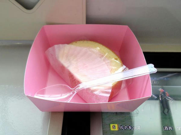 練乳いちごベッピンロールCUT 320円