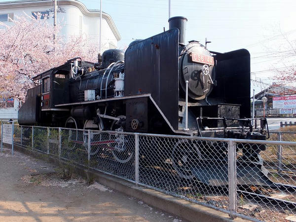 駐車場に静態保存されているC56形蒸気機関車