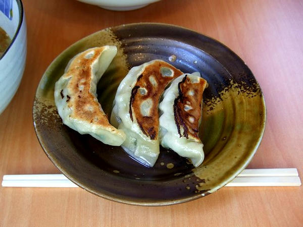 ハーフ餃子（3ヶ） 210円