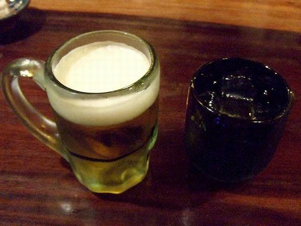 （左）オリオンビール 630円、（右）サンピン茶 315円