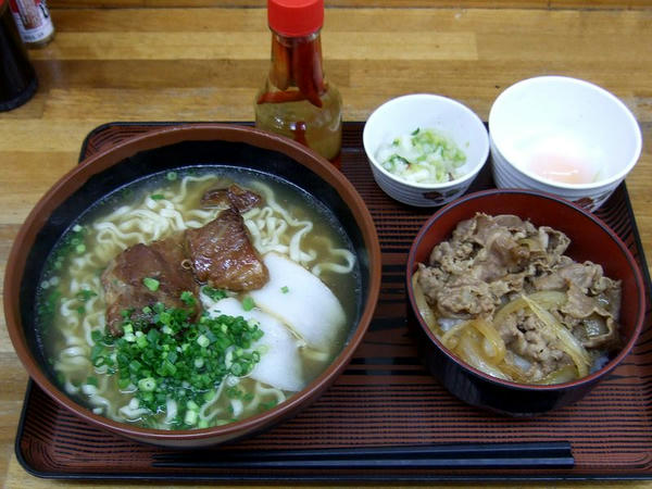 沖縄そばミニ牛丼セット 600円 ＋ 温泉たまご 50円