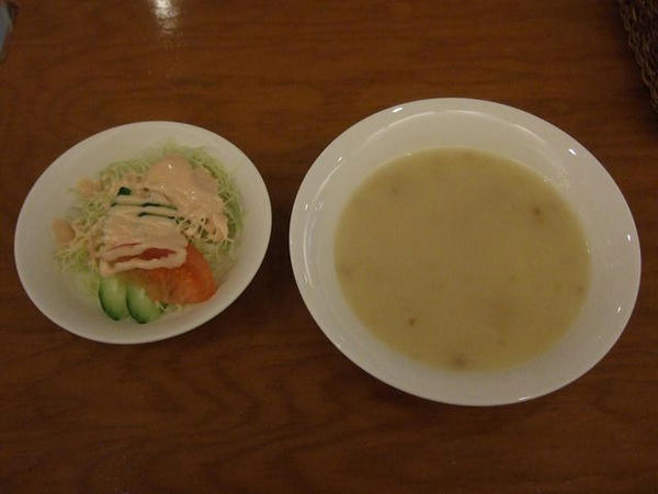ジョウトウステーキ（L） 2,100円 のスープとサラダ