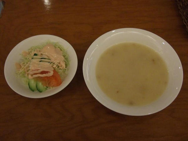 ジョウトウステーキ（L） 2,100円 のスープとサラダ