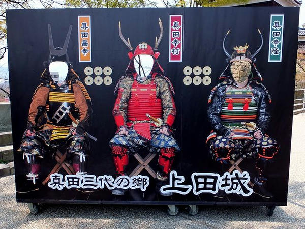 櫓門手前の顔出し看板