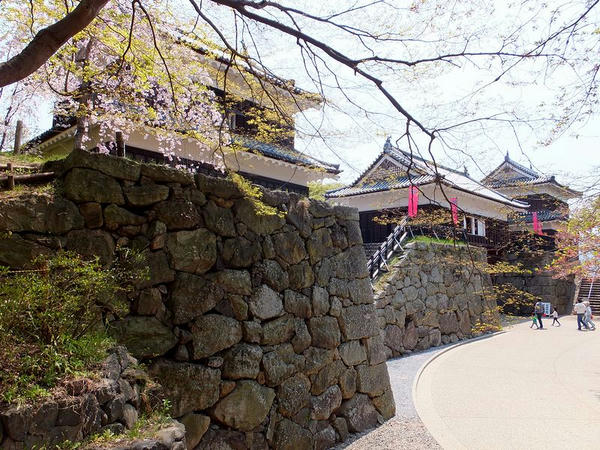 裏側から見た南櫓・北櫓と櫓門