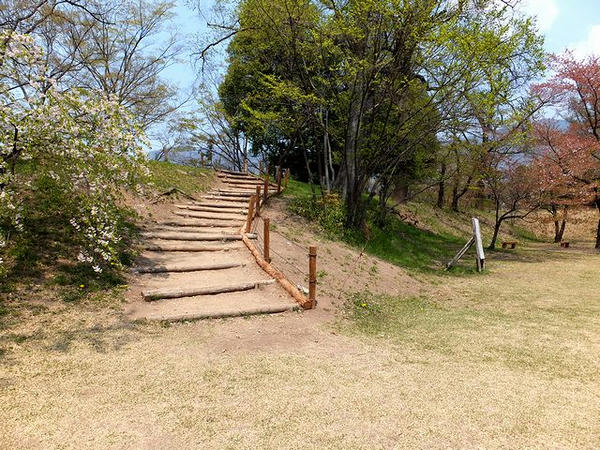 本丸を囲む土塁