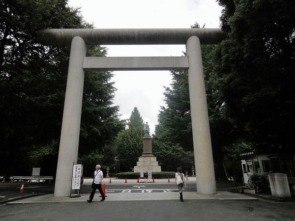 石鳥居と大村益次郎像