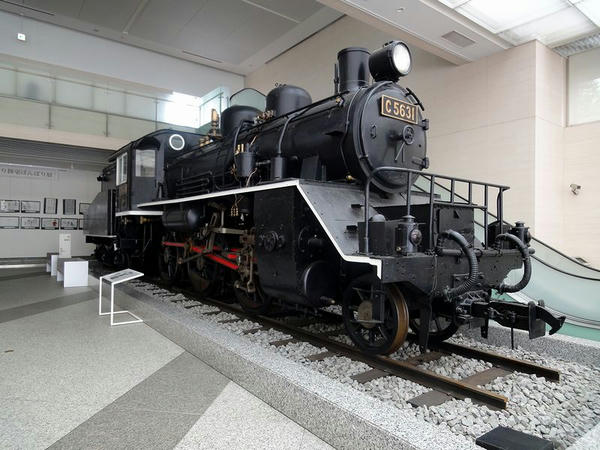 館内に展示されているC12形蒸気機関車