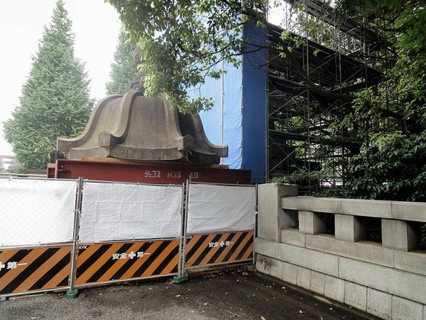 震災で被害を受けた石灯籠
