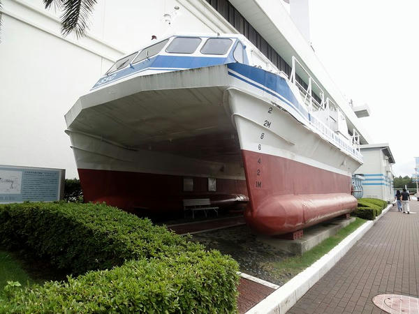 半没水型双胴実験船「マリンエース」（昭和52年）