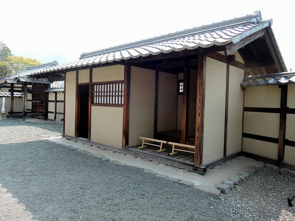 裏門と厠