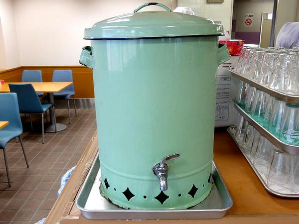 店内のレトロな冷水器