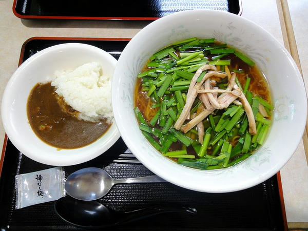 都賀西方にらラーメンミニカレーセット 890円