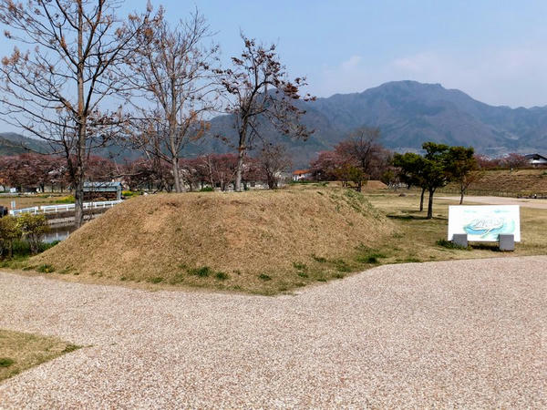 入口付近の土塁