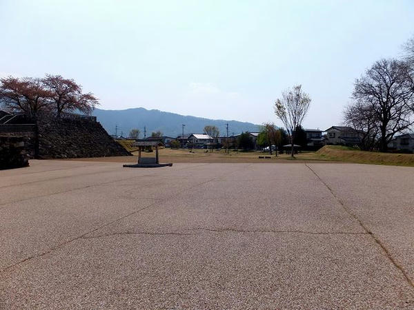本丸北側の様子（花の丸方向を望む）