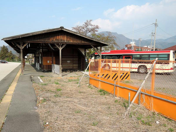 プラットホームから見た駅舎