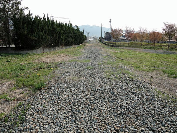 松代城跡付近の踏切跡から旧象山口駅方向の線路跡