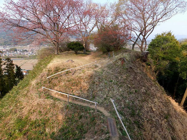 本丸から見た袖郭と土橋