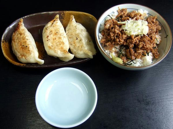 蔵八セット（チャーシュー丼（小）と半ぎょうざ） 450円