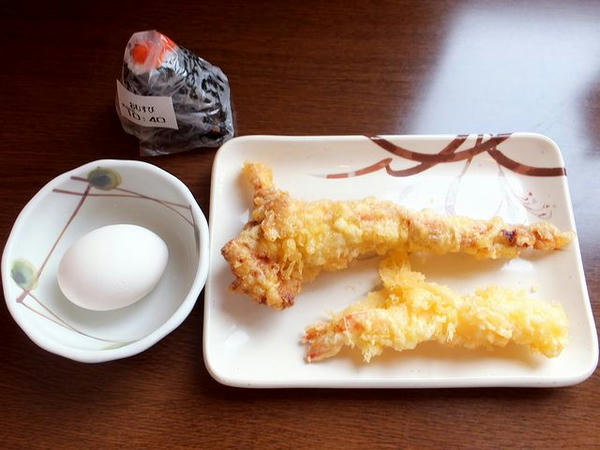 温泉玉子 60円、明太子おむすび 130円、かしわ天 120円、えび天 140円
