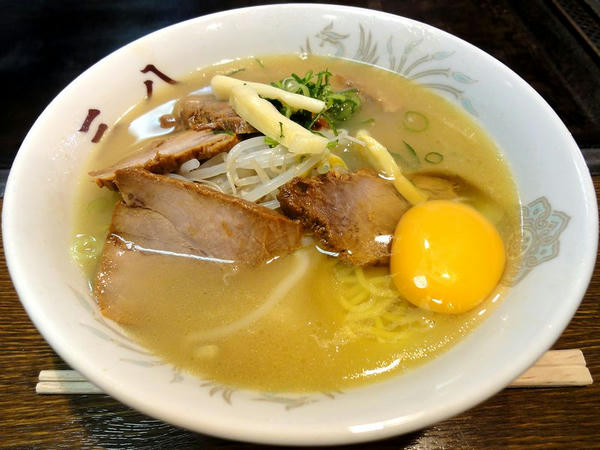 ラーメン肉入り小盛 700円 ＋ 生玉子入り 50円